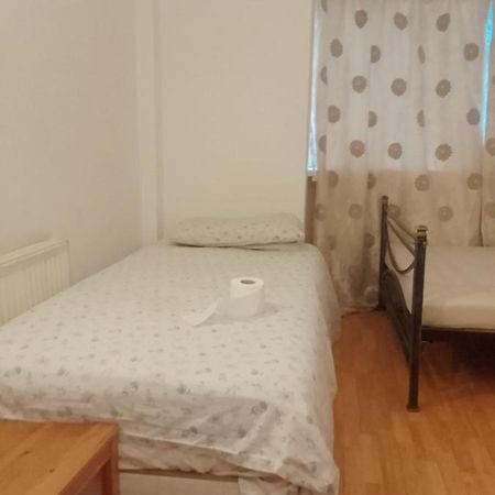 Private Rooms In 3 Bedroom Flat!! Londres Exterior foto