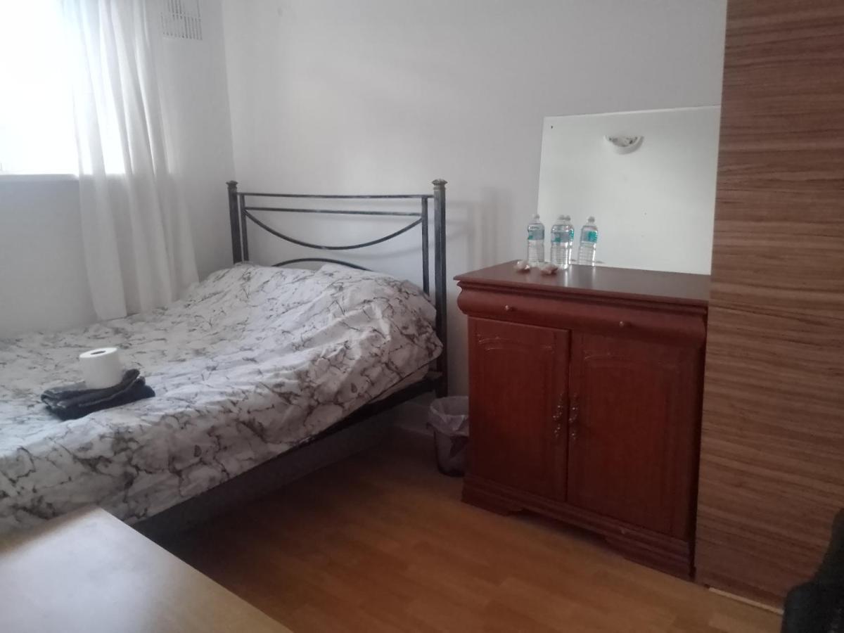 Private Rooms In 3 Bedroom Flat!! Londres Exterior foto