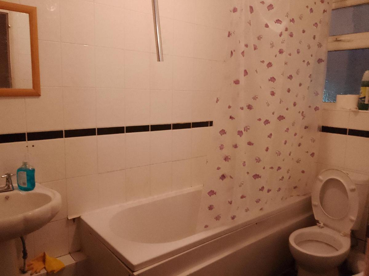 Private Rooms In 3 Bedroom Flat!! Londres Exterior foto